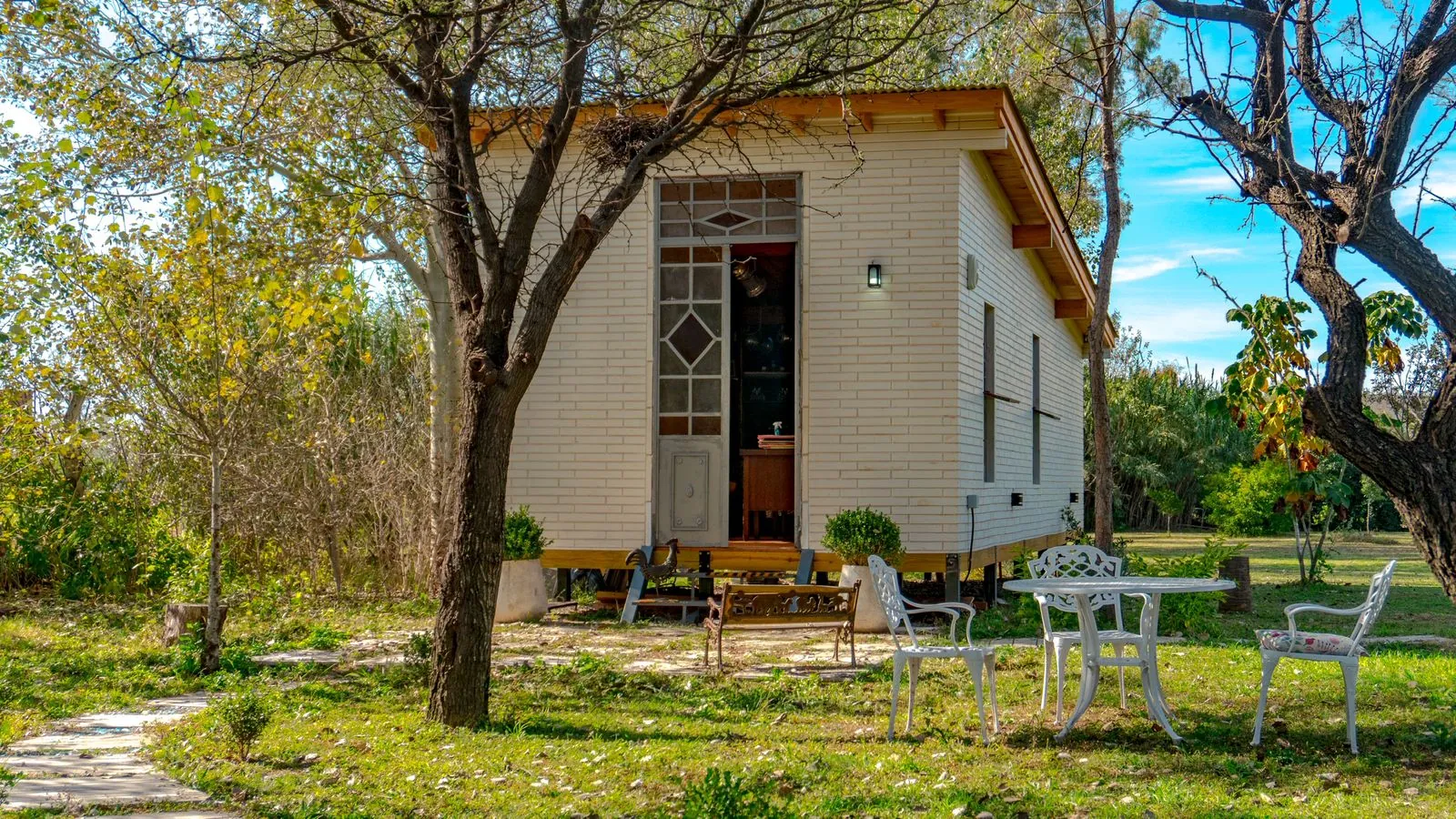 Compact garden cabin
